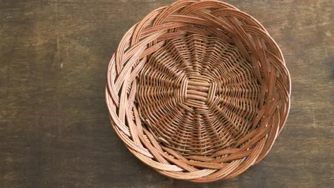 “西汉姆联客场取胜，AEK拉纳卡0-2败北安东尼奥梅开二度——欧会杯16强首回合较量结束！”